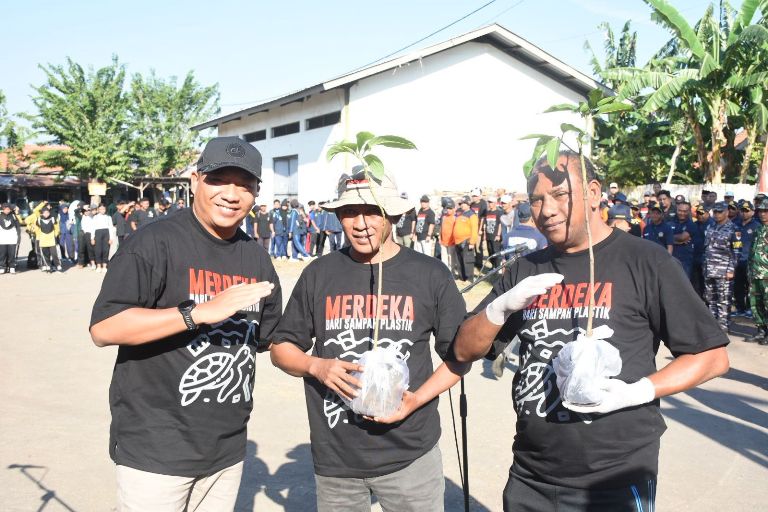 Bupati Rio dan Komunitas Bersih-Bersih Kali Juma’in dan Pesisir Pantai Besuki Situbondo 