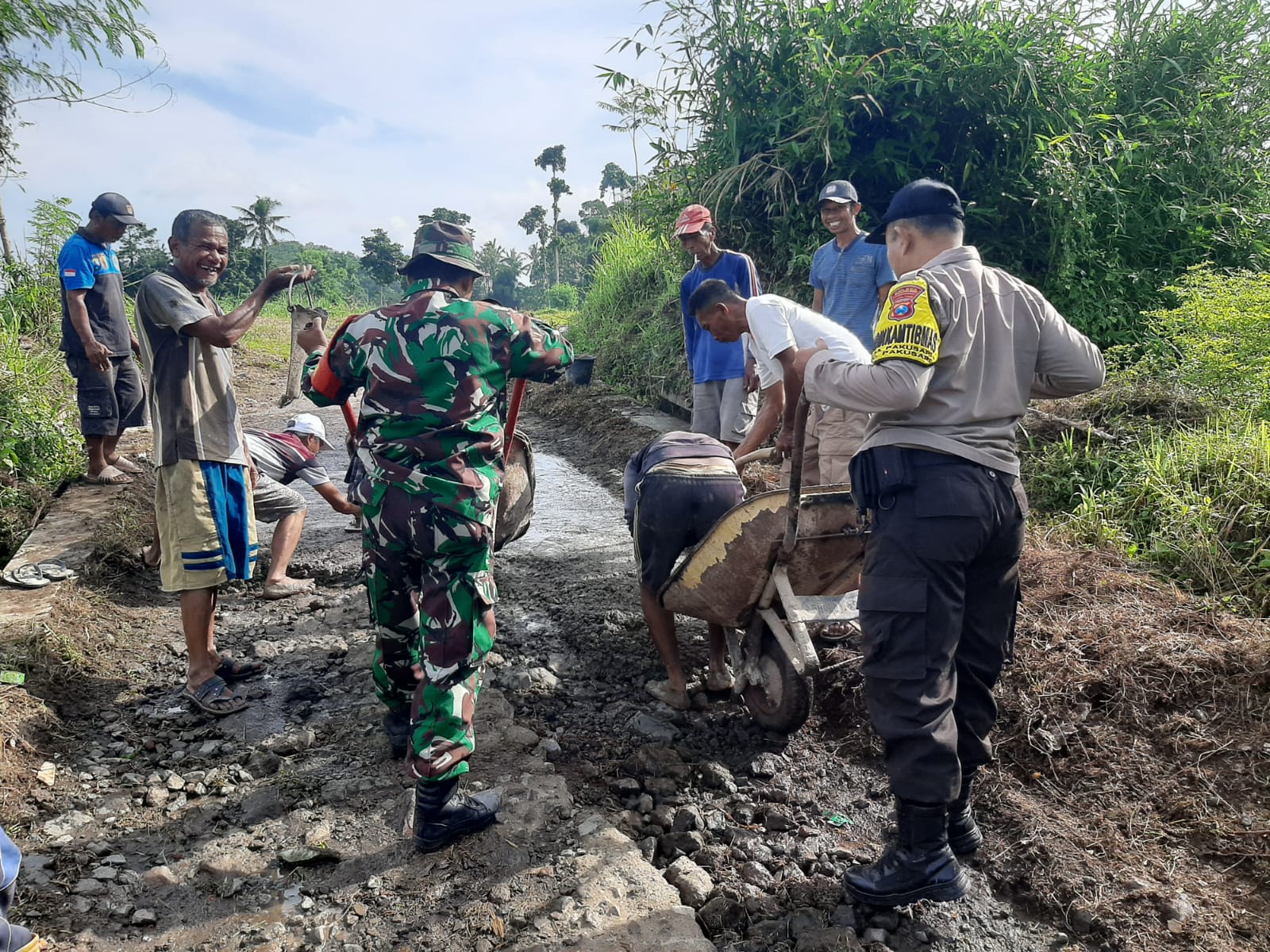 Anggota TNI dan Polri Jember Kompak Ngecor Jalan Bareng Warga