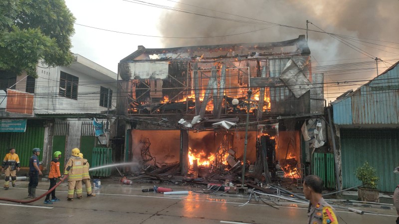 Kebakaran Hebat Hanguskan Toko Bangunan Jaya Abadi di Jalan Mastrip Pare Kediri