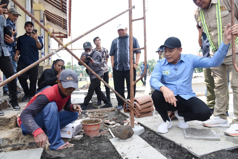 Sidak Proyek Pembangunan Alun-alun Sidoarjo, Bupati Temukan Banyak Kekurangan