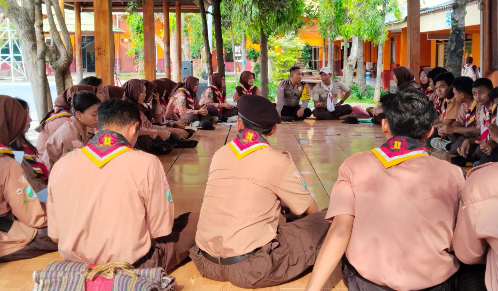 Bhabinkamtibmas Manukan Kulon Dampingi Penempuhan Bantara-Laksana Pramuka SMAN 11 Surabaya