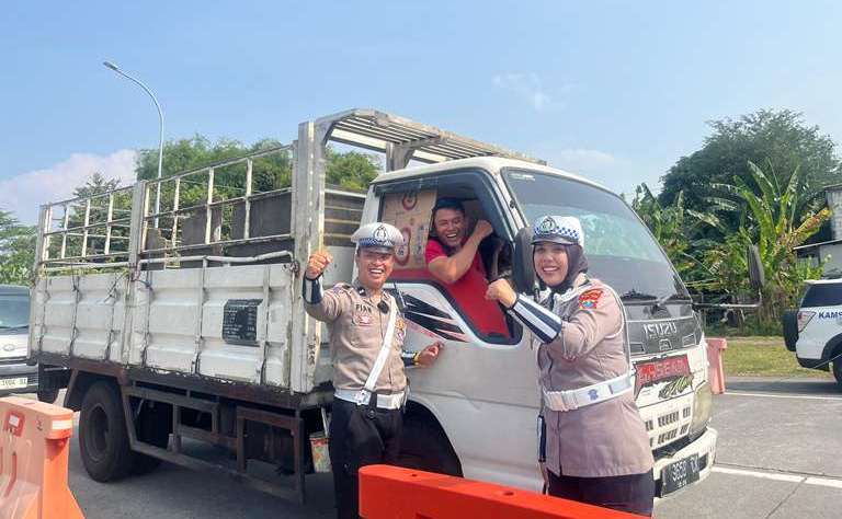 Sambut Semarak HUT Ke-80 RI, Satlantas Polres Pasuruan Pasangkan Bendera Merah Putih di Truk