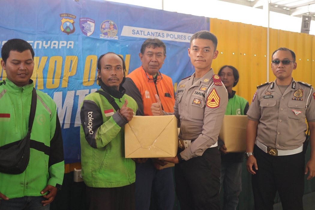 Peringati HUT Bhayangkara Ke-80, Satlantas Polres Gresik Ngopi Bareng Ojol