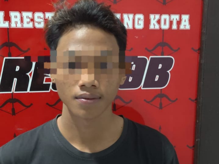 Sambil Ngojol Gasak HP di Dashboard Motor Orang