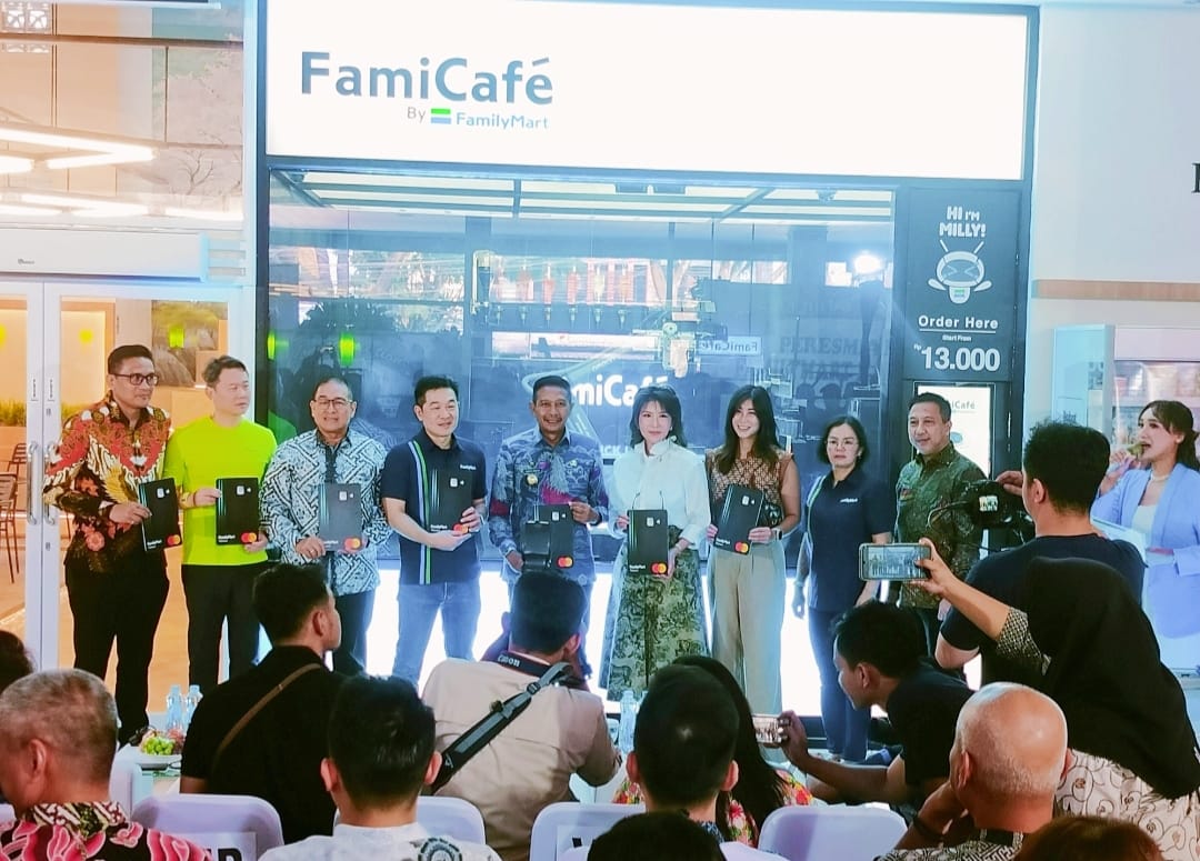 Resmikan Family Mart, Pj Wali Kota Malang Salut Pajang Produk UMKM
