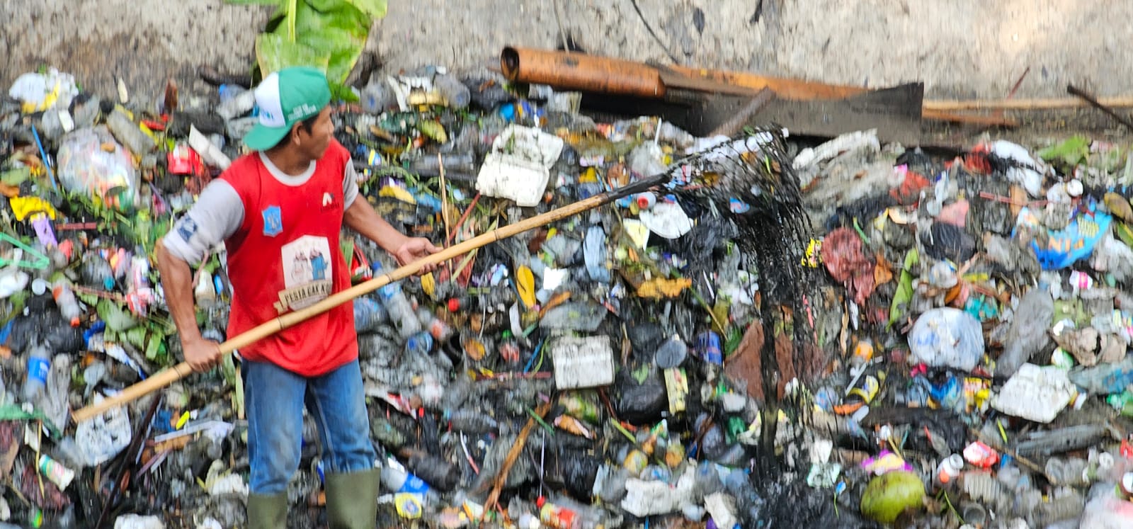 198 Ton Sampah Tekumpul saat Hujan di Surabaya