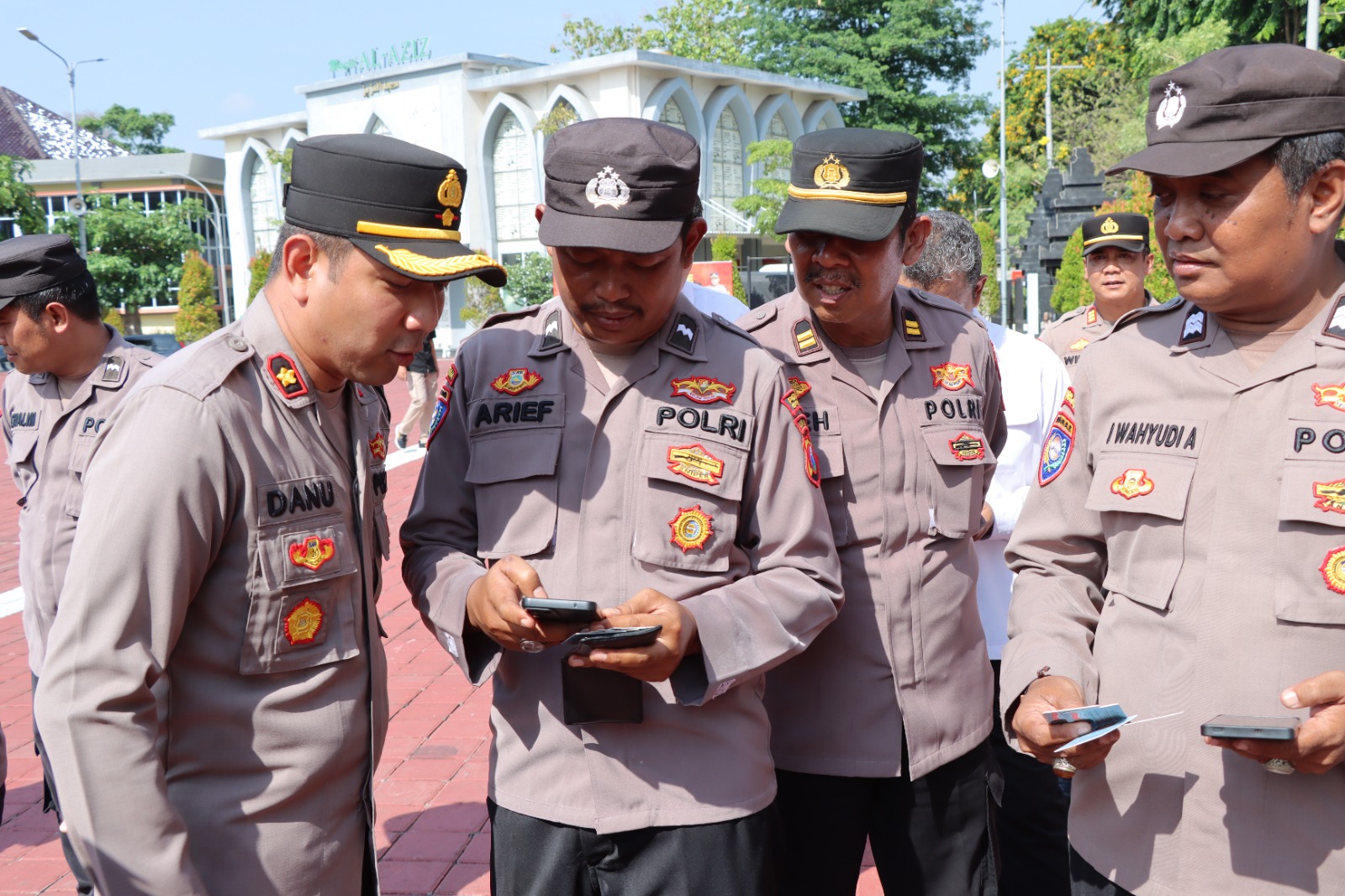 Pastikan Tidak Ada Aplikasi Judi Online, Wakapolres Gresik Cek HP Anggota setelah Apel