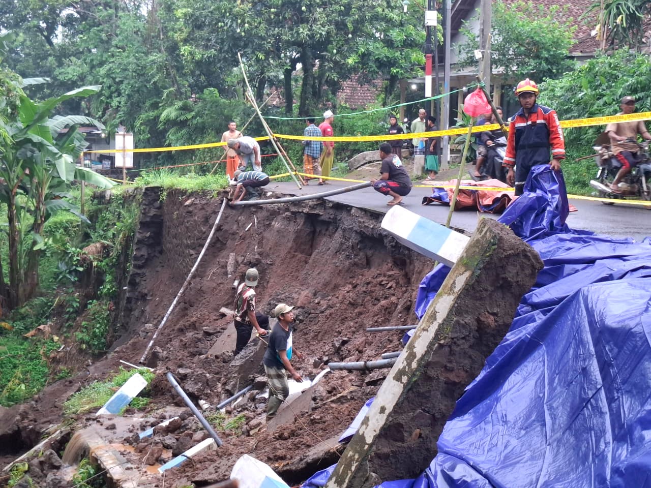 Tanah Longsor Tutup Sebagian Akses Utama Jalur Pasrepan-Tutur