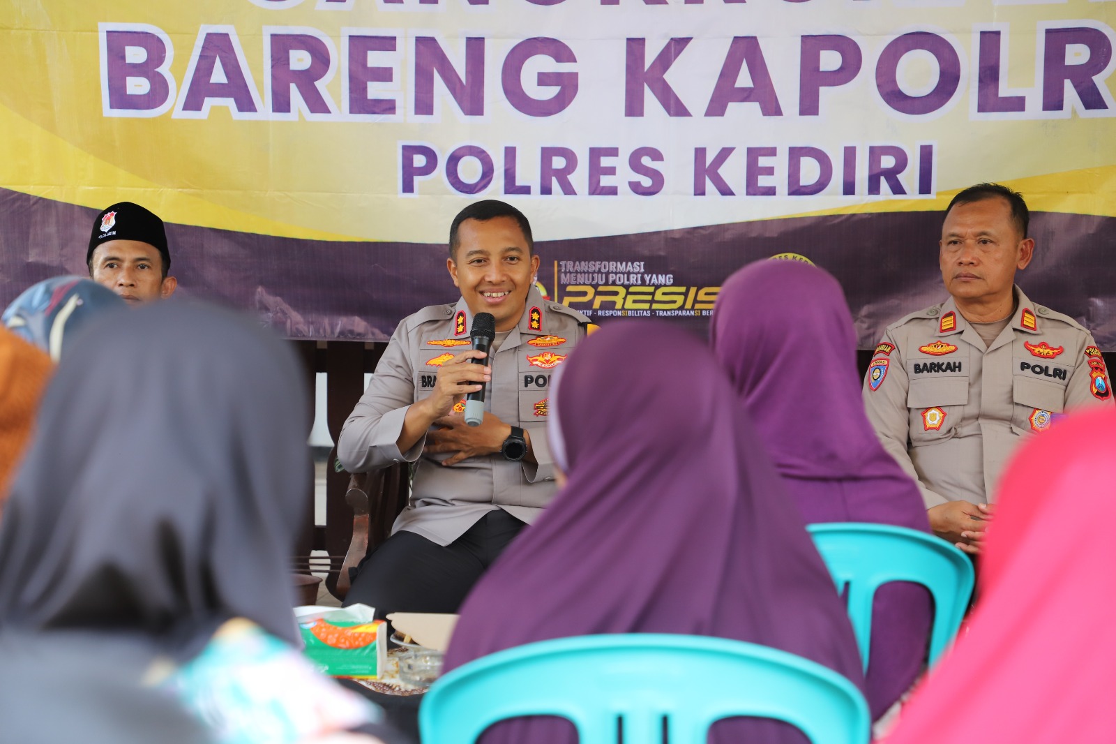 Cangkrukan Bareng Kapolres Kediri, Warga Prambatan Antusias Sampaikan Aspirasi