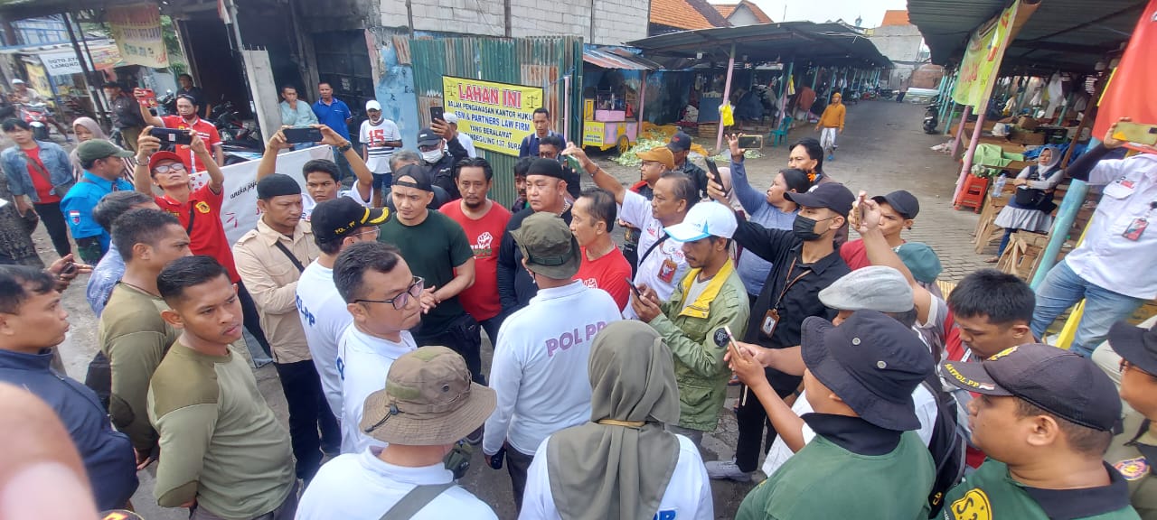 Satpol PP Surabaya Segel Lahan Bongkar Muat Sayur di Jalan Pandegiling