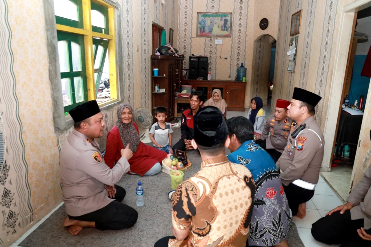 Kapolres Jember Sambangi Keluarga Korban Kanjuruhan, Salurkan Tali Asih Kapolda Jatim