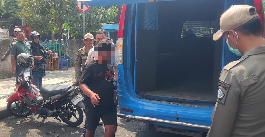 Meresahkan, Dinsos Gresik Evakuasi ODGJ Berhubungan Intim di Pinggir Jalan
