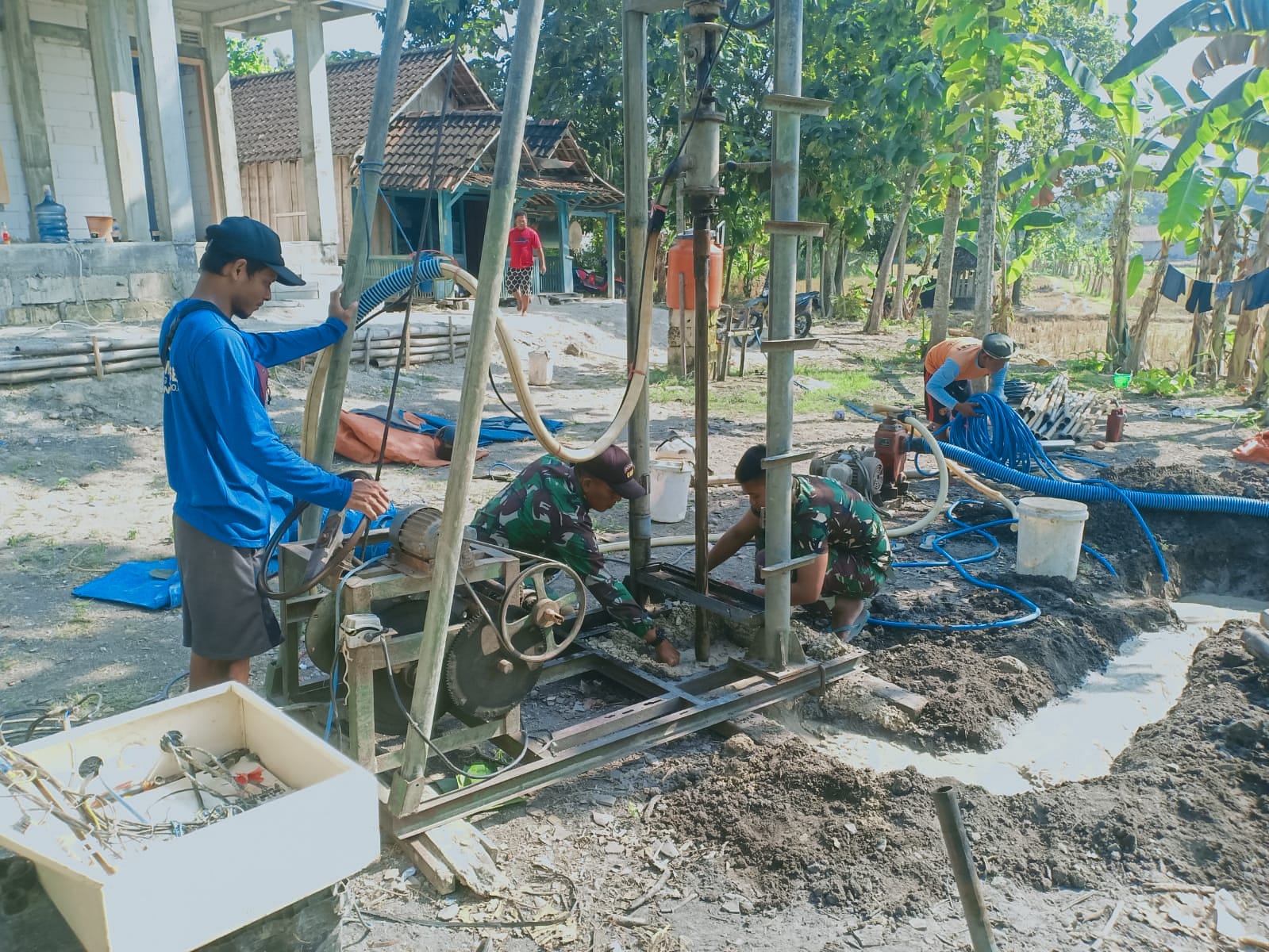 Melalui Program TMMD, TNI Bojonegoro Buatkan Sumur Bor Atasi Kebutuhan Air Bersih bagi Warga