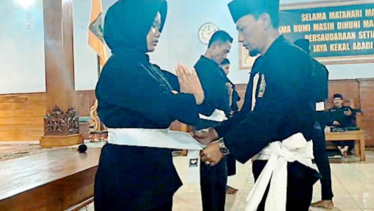 Komisariat Padepokan PSHT Cabang Nganjuk Gelar Penyerahan Sabuk Putih dan Santunan