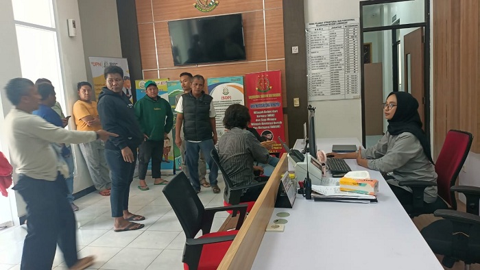 Diduga Selewengkan Dana Desa, Puluhan Warga Sedayulawas Datangi Kejari Lamongan