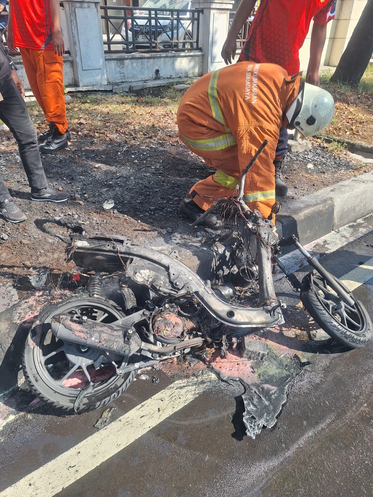Panik Motor Terbakar, Dua Pemuda Terlibat Kecelakaan