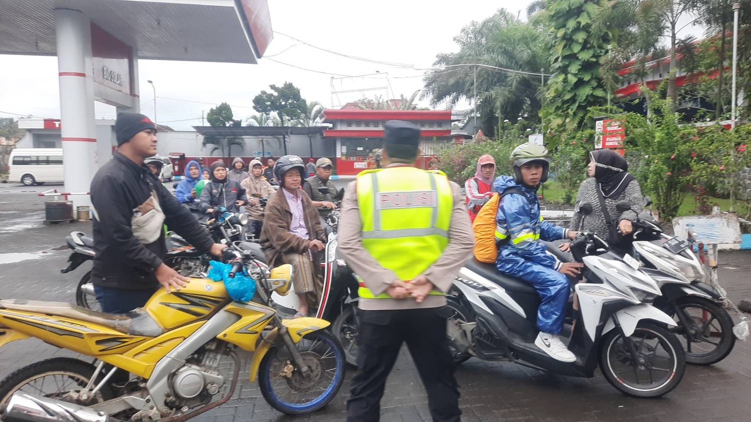 Polsek Kalibaru Polresta Banyuwangi Ajak Warga Bijak dalam Pembelian BBM