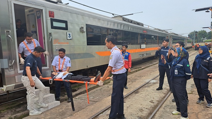 KAI Daop 8 Surabaya dan Direktorat Keselamatan Perkeretaapian Simulasi dan Evaluasi Manajemen Tanggap Darurat