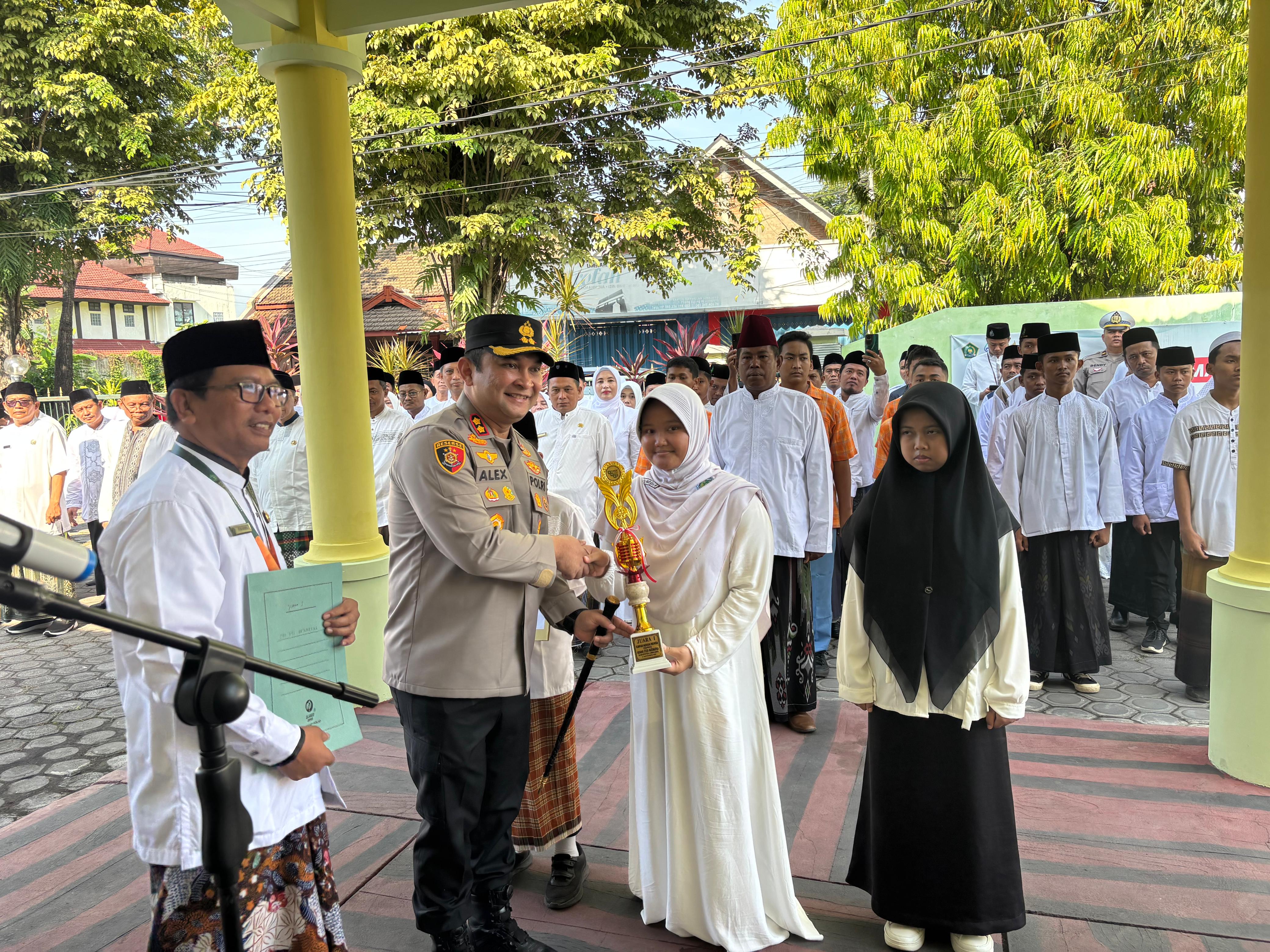 Kapolres Lumajang Beri Reward Siswa Berprestasi pada OMI 2025