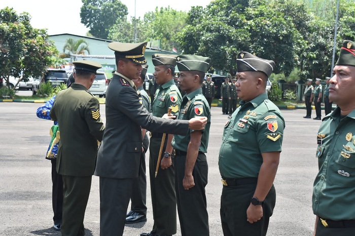 Ikki qavatli toshakda ikkita joja bilan jinsiy aloqa