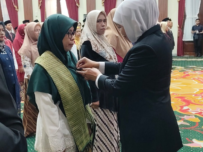 467 ASN Pemprov Jatim Terima Satyalancana Karya Satya, Khofifah Tekankan Pengabdian