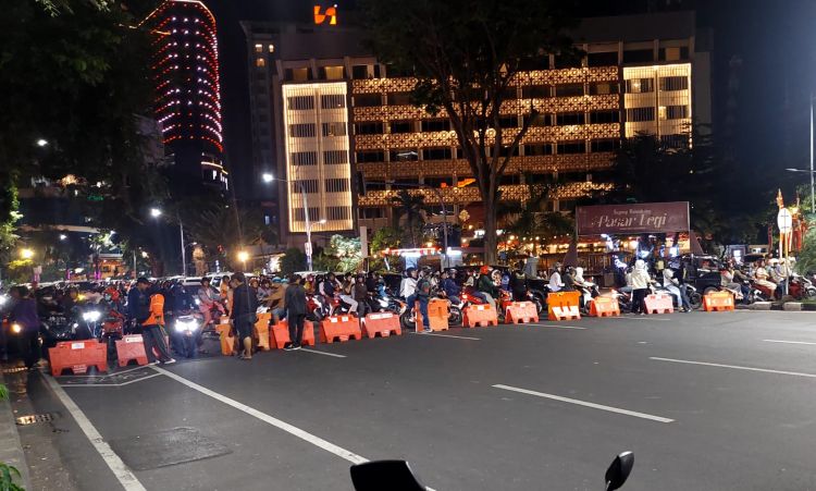 Kepung Grahadi, Massa Demonstrasi Blokir Jalan Gubernur Suryo Surabaya