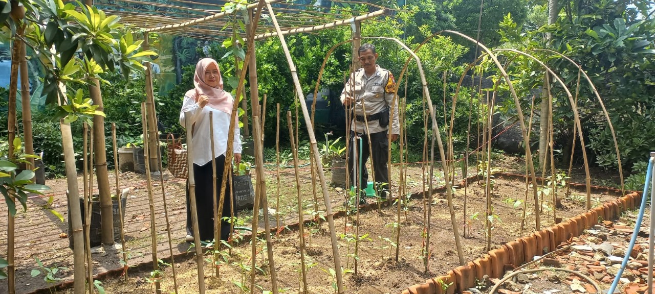 Bhabinkamtibmas Dampingi Warga Kepuhkiriman Waru Manfaatkan Fasum untuk Dukung Ketahanan Pangan