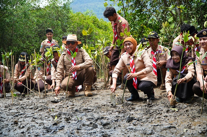 Sedekah Oksigen Lewat Tanam Mangrove Kak Khofifah Ajak Pramuka Jatim Lestarikan Lingkungan