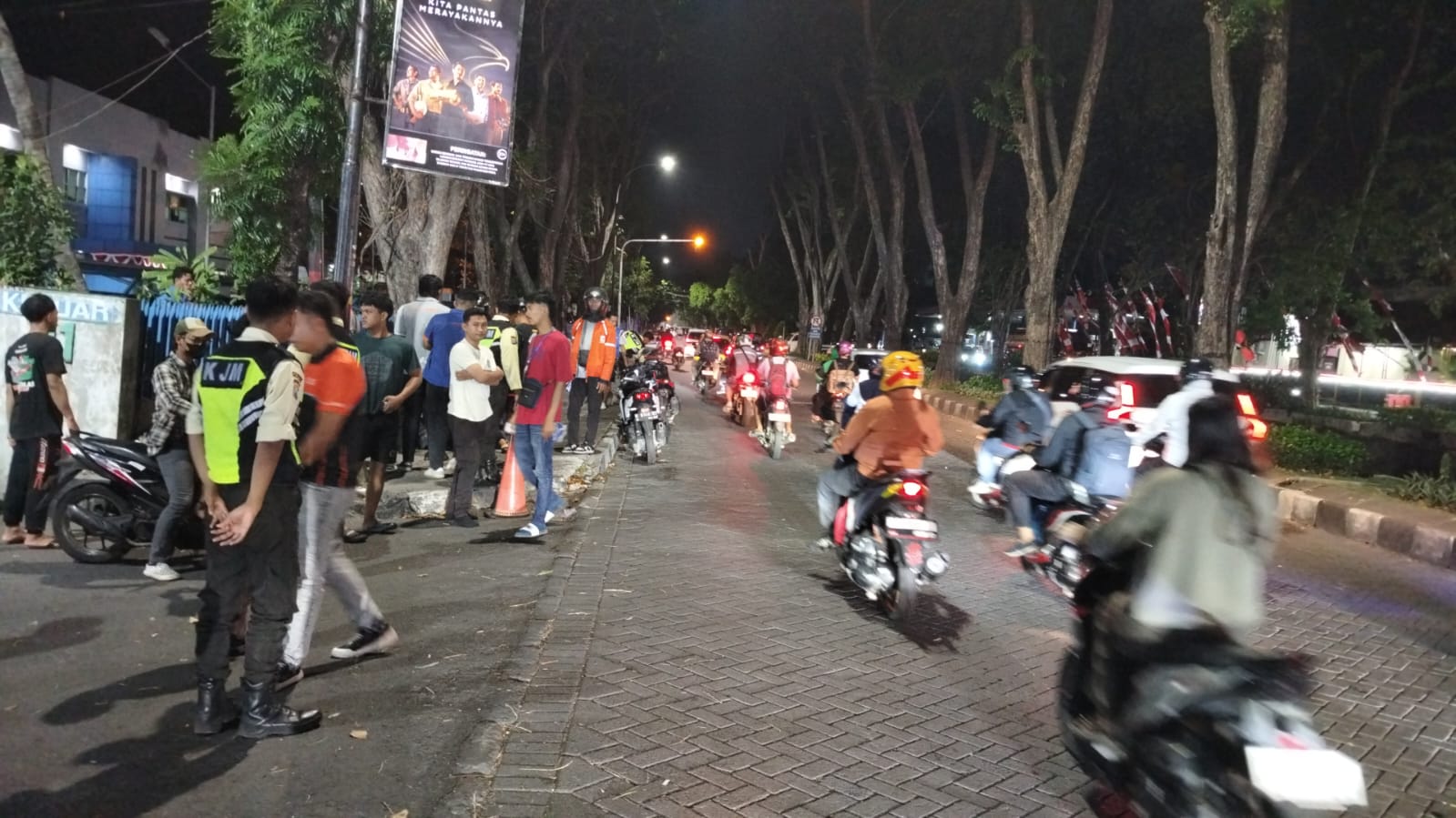 Terjatuh di Tengah Jalan Rungkut Industri, Wanita Berhijab Terluka Parah