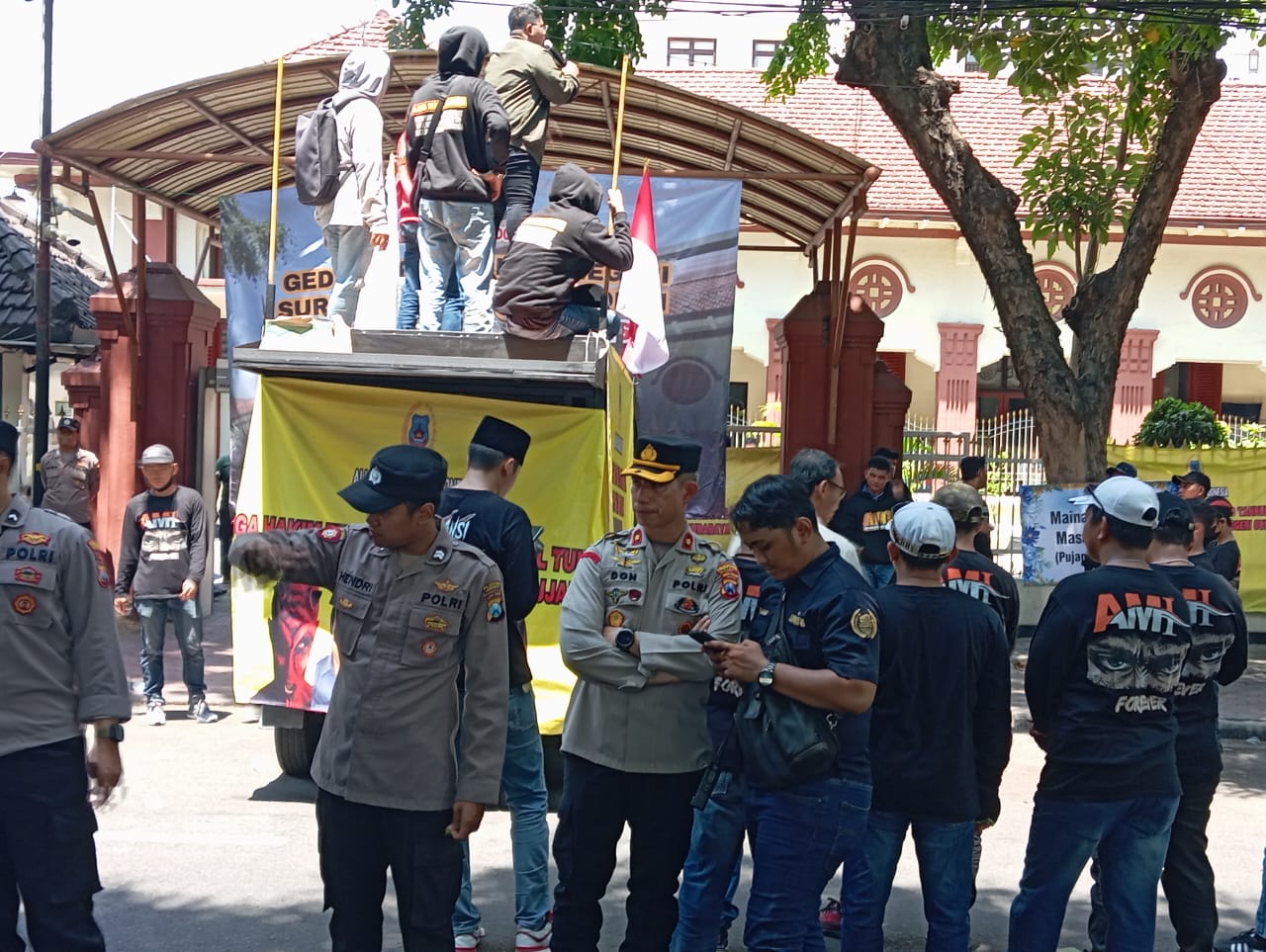 Polsek Sawahan Amankan Aksi Unras Aliansi Madura Indonesia di PN Surabaya