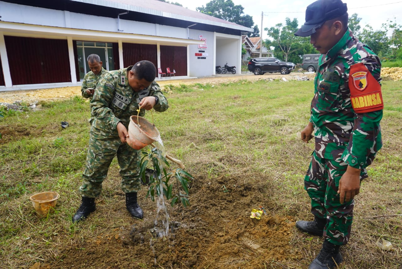 Dandim Sumenep Tanam Mangga, Dorong KDKMP Jadi Pusat Ekonomi