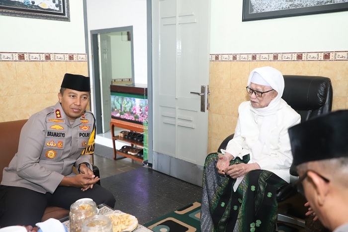 Perkuat Sinergi, Kapolres Kediri Sambangi Pengasuh Tertinggi Ponpes Lirboyo
