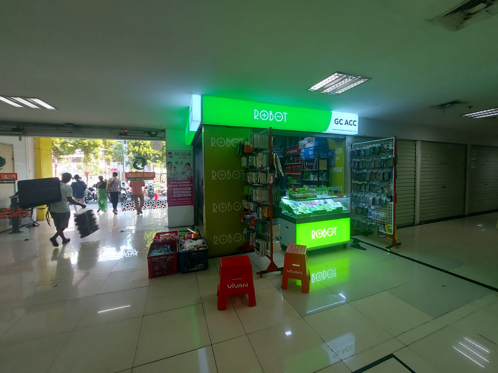 Nyaru Pembeli, Maling di Surabaya Gasak HP Pemilik Toko Pasar Turi Baru