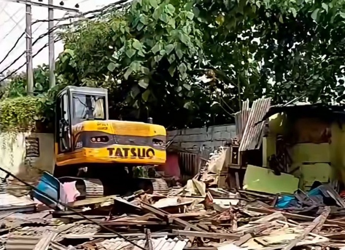 Jadi Penyebab Banjir, 43 Lapak PKL di Atas Saluran Air Driyorejo Gresik Dibongkar 