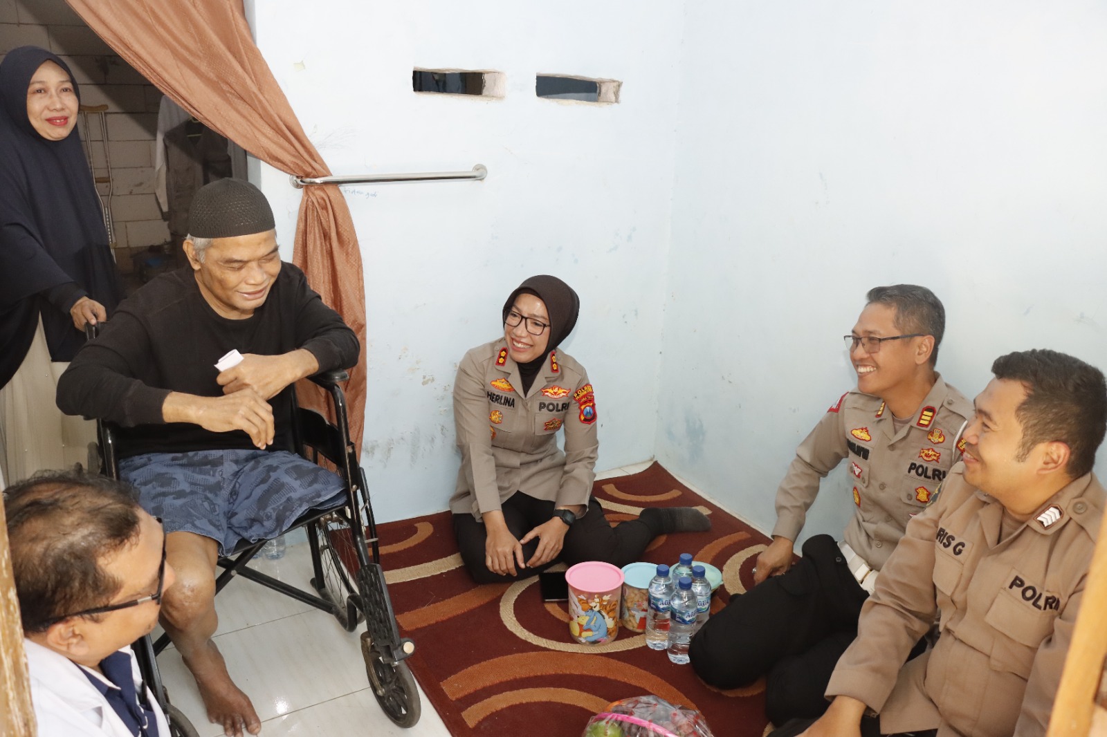 Kapolres Pelabuhan Tanjung Perak Anjangsana Anggota Sakit