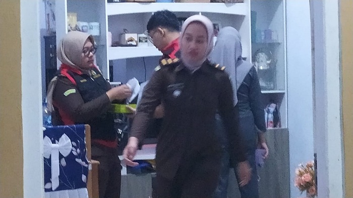 Kejari Ngawi Geledah Rumah Anggota Dewan Winarto, Sita Dokumen dan Mobil