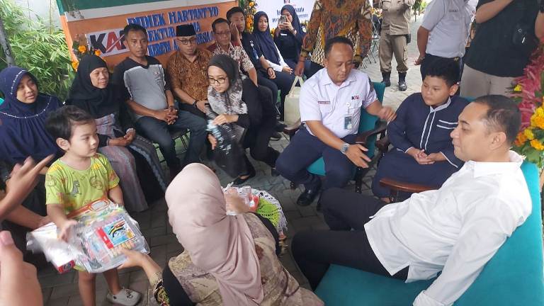 Wali Kota Surabaya Berduka, Jamin Masa Depan Anak Asisten Masinis yang Tewas Kecelakaan
