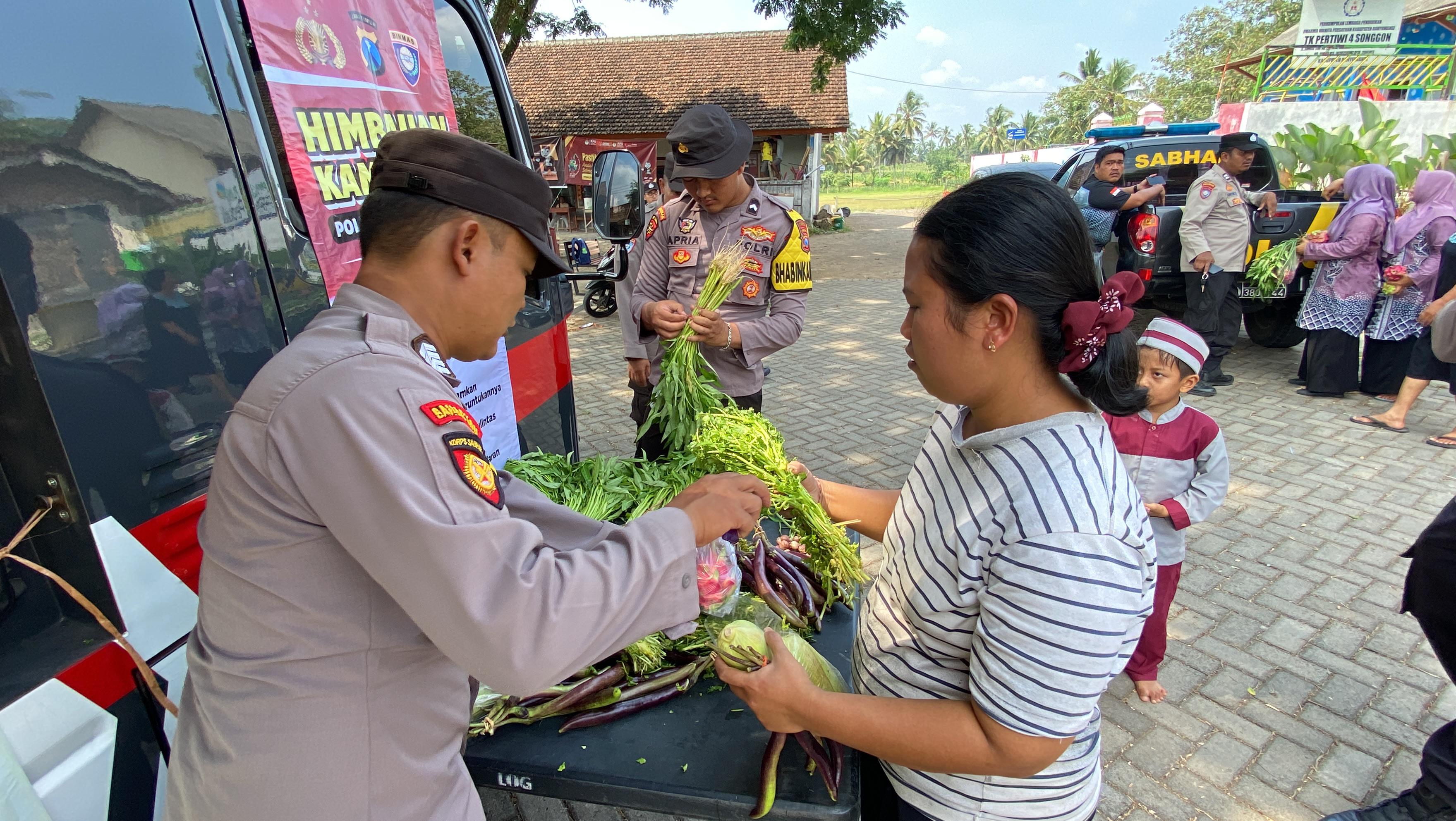 Polresta Banyuwangi Gelorakan Mobil Sayur untuk Sosialisasi Pilkada 2024, Sambil Berbagi