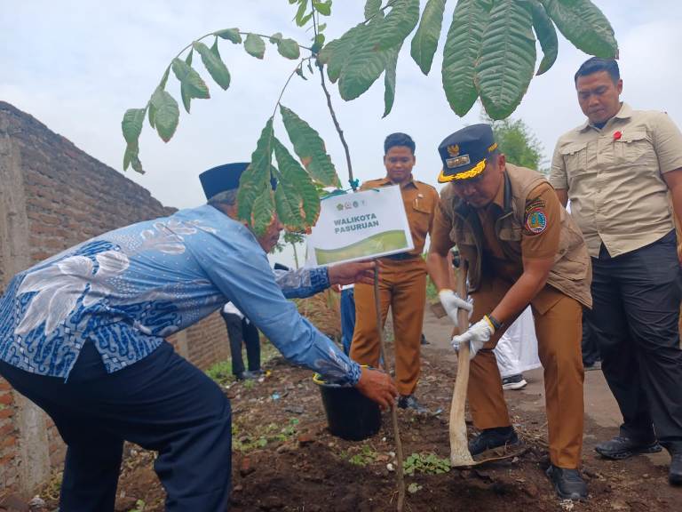 Mas Adi Tanam Pohon Matoa di Ponpes SPEAM Pasuruan untuk Kelestarian Alam