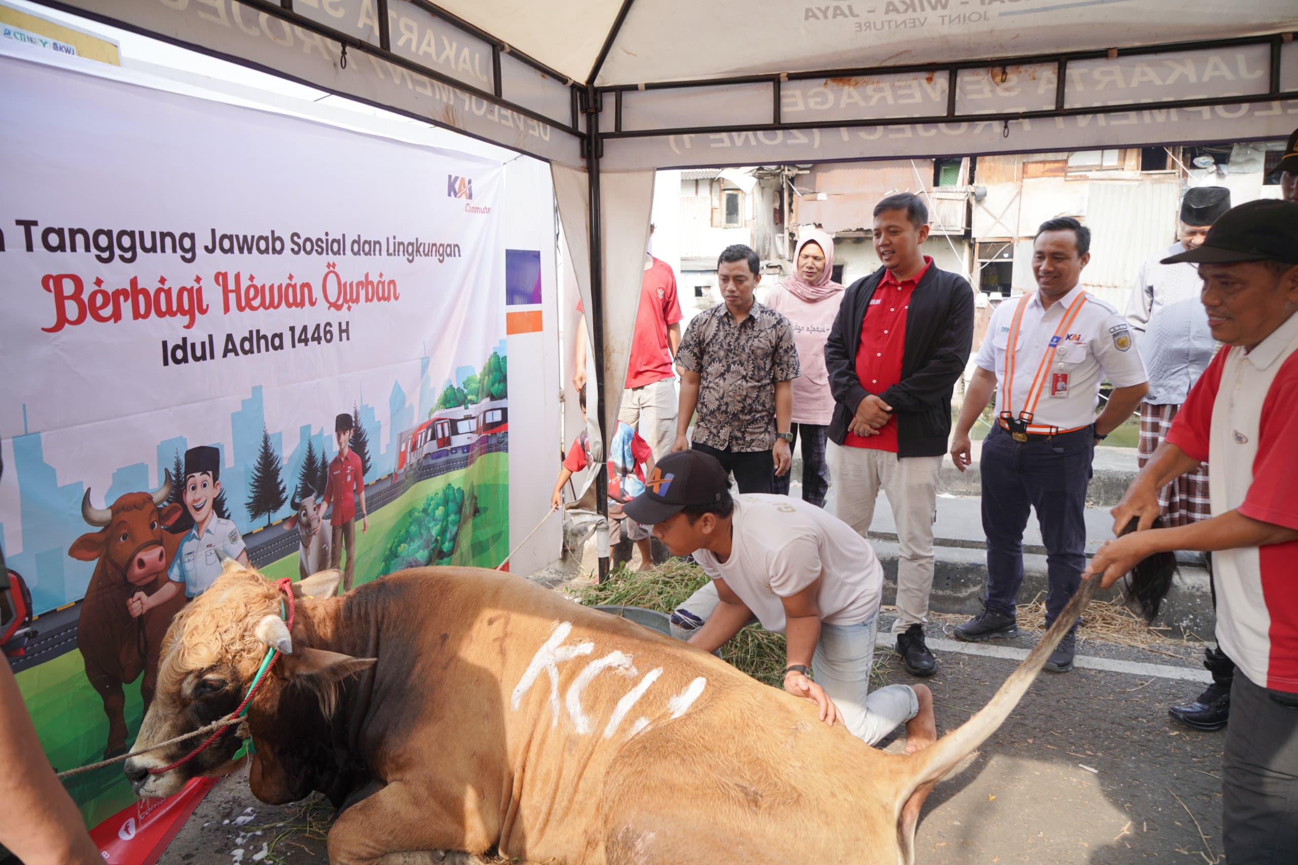 TJSL KAI Commuter Salurkan Hewan Kurban untuk Masyarakat di Sekitar Jalur Rel