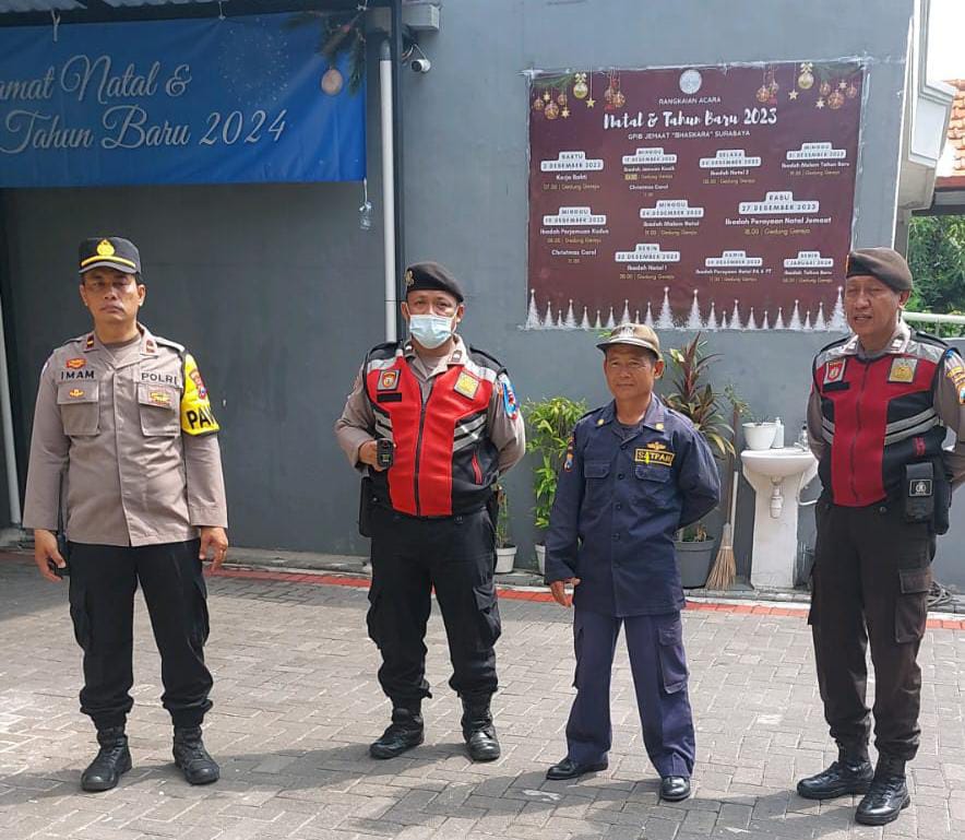 Pastikan Aman, Anggota Pospam Nataru 2023 Polsek Mulyorejo Patroli di Gereja