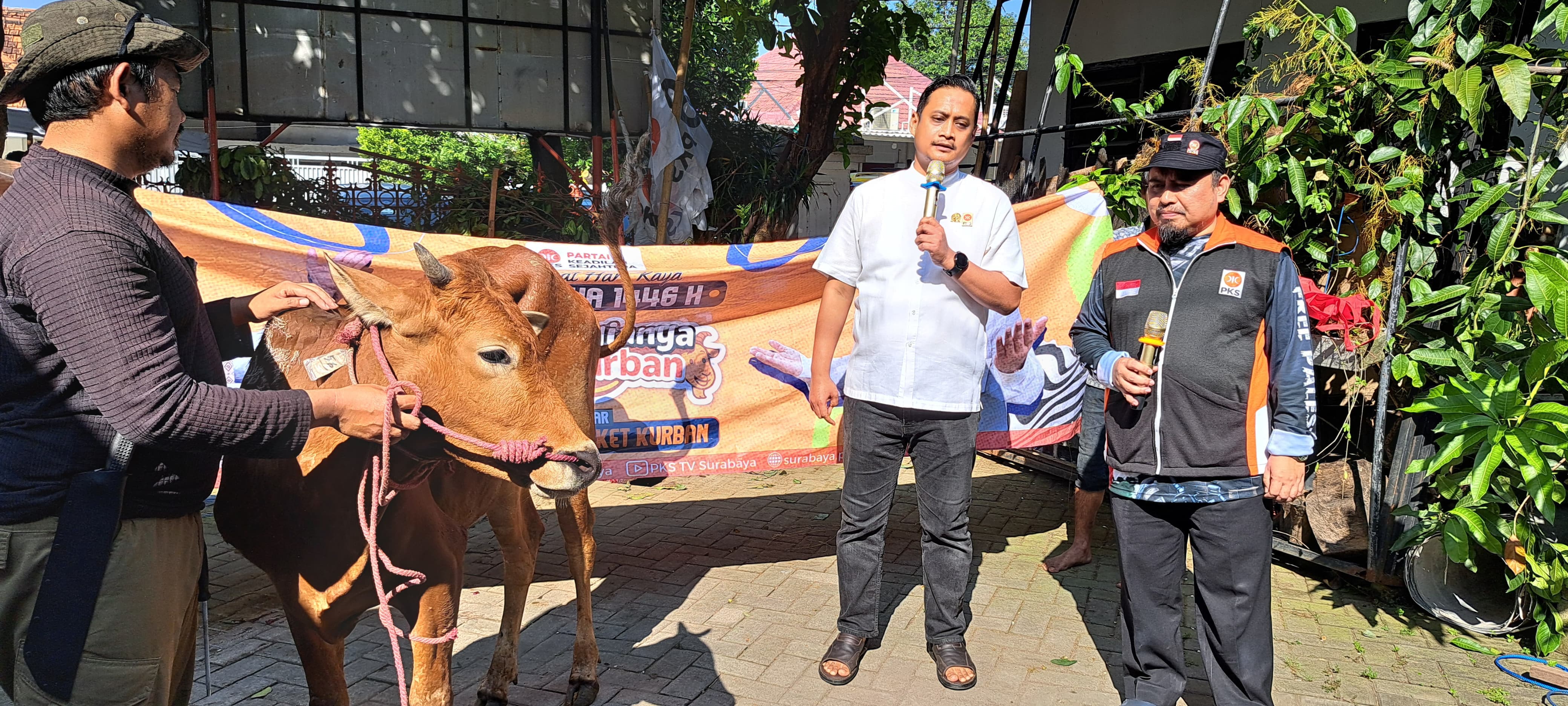 PKS Surabaya Berbagi Kebahagiaan,  Tebar Belasan Ribu Paket Kurban Simbol Perjuangan dan Pengorbanan