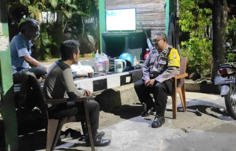 Polsek Rungkut Dekatkan Diri dengan Warga Surabaya Lewat Pesan Jadilah Polisi bagi Diri Sendiri