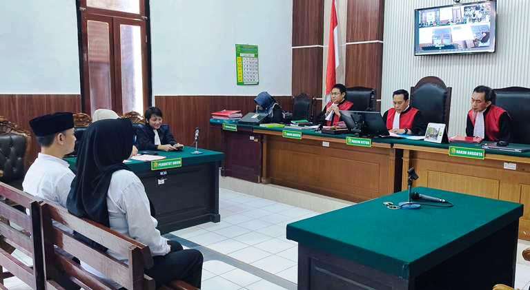 Asyik Berbagi Untung Jual Sabu, Sejoli di Surabaya Diciduk Polisi