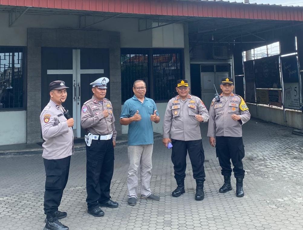 Pastikan Keamanan Ibadah, Kapolsek Simokerto Pimpin Patroli Dialogis di Gereja Bethel Kapasan