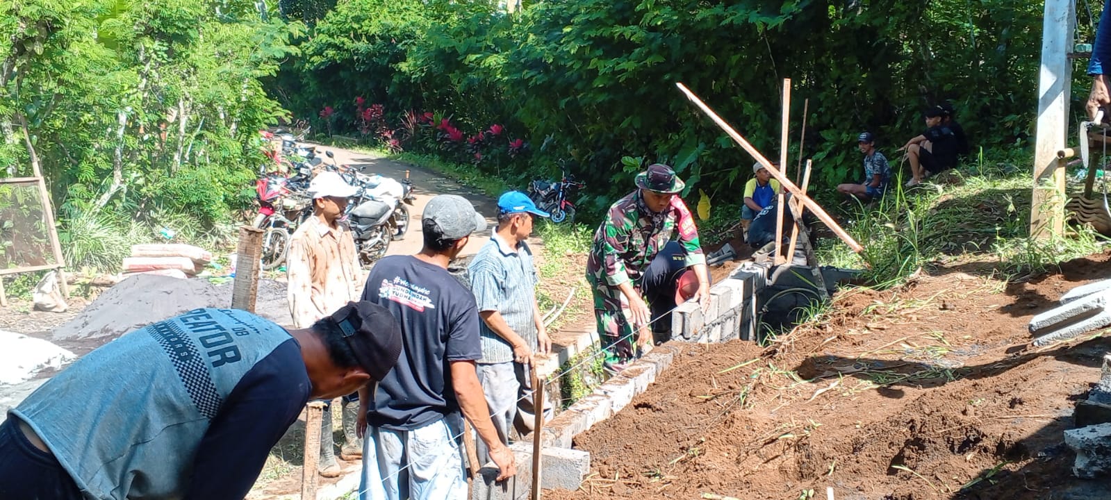 Wujudkan Lingkungan Tertata, Babinsa Tunjung Bantu Warga Bangun Pagar Parkir