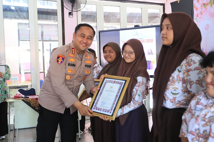 Kapolres Gresik Apresiasi Guru dan Siswa Berprestasi SLB Kemala Bhayangkari 2