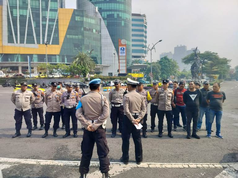 Polsek Gayungan Amankan Aksi Unjuk Rasa Buruh PT Pabrik Kertas Indonesia
