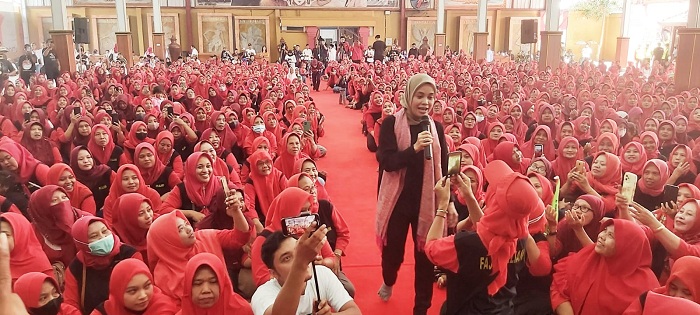  Ribuan Santriwati Ponpes Albadru Alaina Sambut Siti Atikoh yang Safari ke Tulungagung