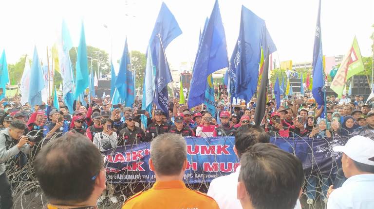 Ribuan Buruh Jatim Geruduk Kantor Gubernur Tuntut UMP 2026 Naik Jadi Rp3,3 Juta